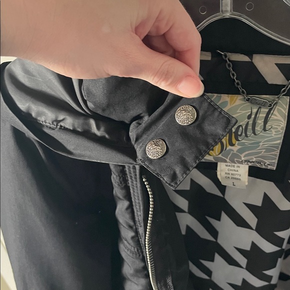 O'Neill Women’s Black Lightweight Puffer Jacket w/ Houndstooth Interior w/ Hood - Picture 10 of 10